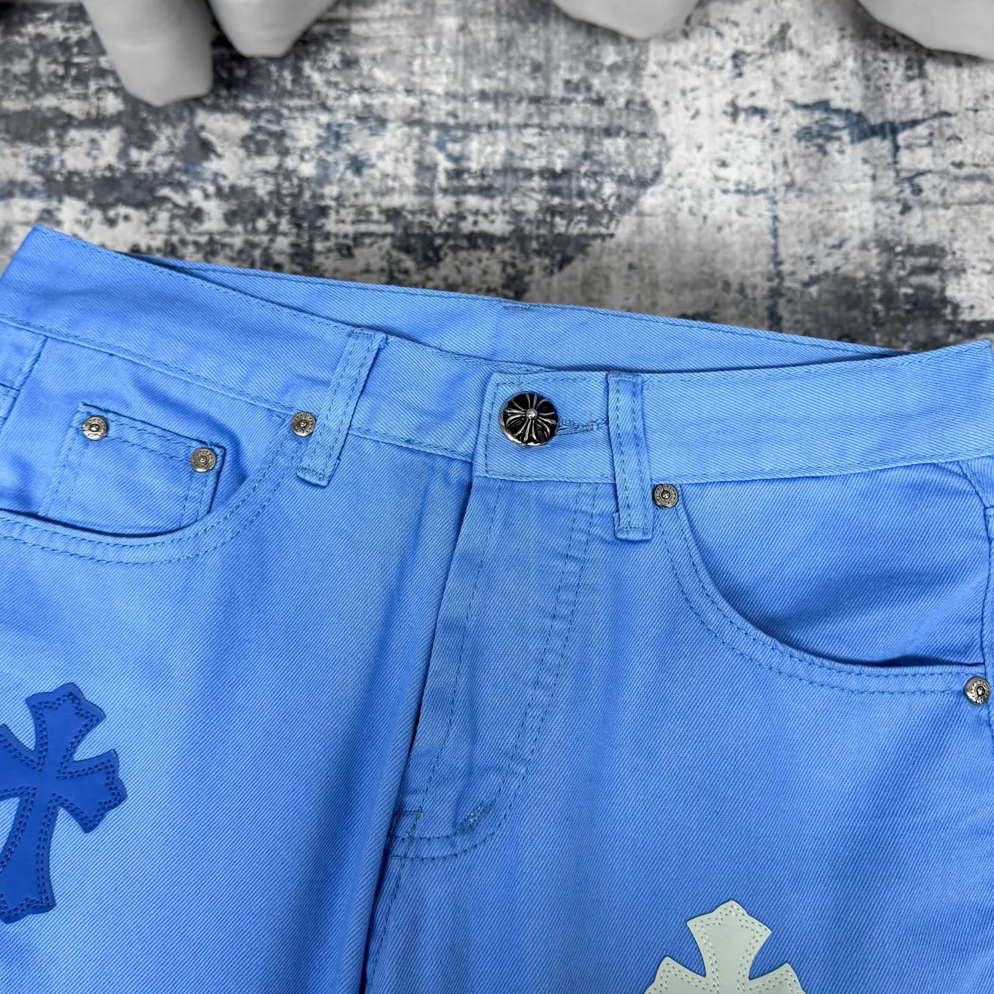 P270 Chrome hearts CH co-branded Drak Miami ice blue jeans exude uninhibited personality and unique charm. Every wear and tear is carefully designed to present a unique artistic feel. Made of imported denim fabric, which has undergone heavy industrial washing and destruction treatment, the trousers show a super cool effect on the upper body, allowing you to dominate the fashion stage.  This is more than just a pair of jeans, it is an expression of attitude. With its unique design concept and ultimate pursuit of details, Croxin breaks traditional boundaries and defines the jeans trend in the new era. The trousers are made of double-layer woven fabric with customized hardware. Special Italian cowhide is printed and cut. Custom-made sheepskin three-layer thick-line leather. The whole body is spliced ​​in heavy water washing. Craftsmen hand-splash ink. You can see the details. Three-dimensional cutting version. Loose and comfortable, not flattering to the body. Makes taller and slimmer. Seiko factory. Original quality control. Same style for men and women. Can be matched with couples. Versatile recommendation. Must-have jeans for all seasons. Color: ice blue. Size: 28-30-32-34.